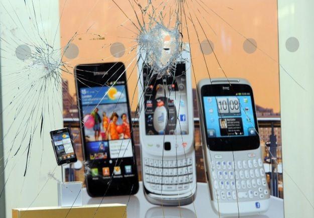 W 2012 roku smartfony będą pod ostrzałem /AFP