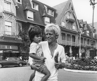 W 2013 roku córki  Klausa Kinskiego, Pola i Nastassja, oskarżyły ojca o molestowanie seksualne i tyranizowanie całej rodziny. "Cieszę się, że ojciec już nie żyje" - powiedziała Nastassja Kinski dziennikowi "Bild am Sonntag". W autobiograficznej książce "Dziecięce usta" Pola Kinski ujawniła, że ojciec molestował ją od piątego roku życia, a po raz pierwszy zgwałcił, gdy miała dziewięć lat. 

Przyrodnia siostra Poli, Nastassja, wyznała, że ją także ojciec próbował molestować. "Całował mnie w policzek, ale ja źle się z tym czułam. Bałam się go. Instynktownie czułam, że nie jest to tylko czułe ojcowskie objęcie, lecz coś więcej" - powiedziała.