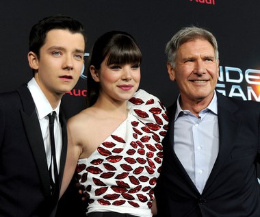 W 2013 roku zobaczyliśmy Steinfeld w ekranizacji kultowej książki sci-fi "Gra Endera". Reżyser Gavin Hood opisuje aktorkę jako najbardziej czarującą, pełną entuzjazmu i wigoru młodą osobę jaką zna. "Była błyskotliwa jako Mattie Ross w 'Prawdziwym męstwie' braci Coen, ale w tym przypadku musiała mocno się ograniczyć. Oglądałem mnóstwo wywiadów z jej udziałem i zastanawiałem się, czy to ta sama osoba. [Jej bohaterka] Petra jest od niej całkowicie inna" - dodał reżyser "Gry Endera".   

"Petra Arkanian to osoba niezależna, bardzo silna i charyzmatyczna. Podoba mi się to. Jest jedyną dziewczyną w Salamandrach, najlepszej armii w Szkole Bojowej"- scharakteryzowała swoja bohaterkę Steinfeld.  

Na zdjęciu wraz z Asą Butterfieldem i Harrisonem Fordem.