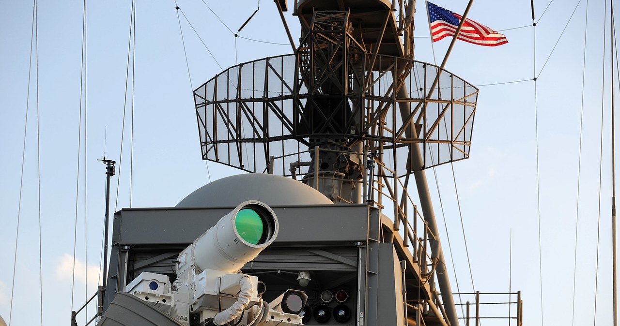 W 2014 roku marynarka wojenna USA zainstalowała swój pierwszy system broni laserowej, AN/SEQ-3, na okręcie USS Ponce. Pierwsze testy terenowe zakończyły się sukcesem.
