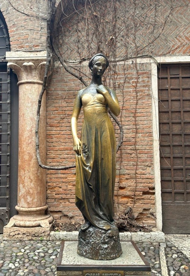 W 2014 roku oryginalna rzeźba, która stała na dziedzińcu ponad 40 lat, została zastąpiona kopią /MARIO POLI  /PAP/EPA