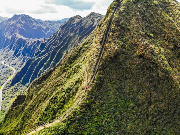 W 2015 roku nad wyspą Oʻahu przeszła burza, która spowodowała znaczne uszkodzenia schodów. /Shutterstock