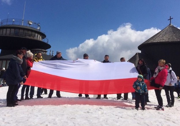 W 2015 roku rozwijaliśmy flagi na szczytach. Zdj. ze Śnieżki /RMF FM