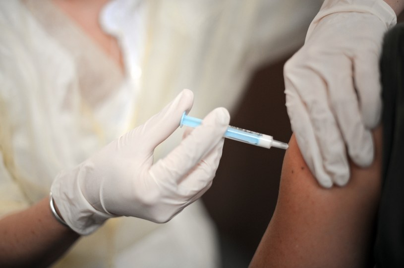 W 2016 r. aż 12,9 mln dzieci nie poddało się szczepieniom /AFP