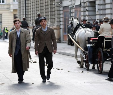 W 2016 roku zobaczymy aktora w serialu TVP "Bodo" (na zdjęciu z Antonim Królikowskim)

- Mój bohater nazywa się Antek. To typowy warszawski łobuz. Jest przyjacielem Bodo. Ich znajomość zaczyna się na ulicy. Antek próbuje okraść aktora - przedstawia swojego bohatera Pawłowski. 

- Mam to szczęście, że postaci, które dostaję do zagrania, czy to w serialach, czy to w filmach, są zróżnicowane - ocenia aktor.

 
 
