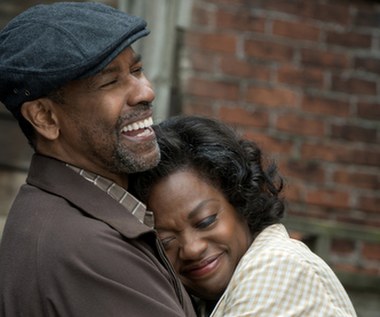 W 2017 roku Davis otrzymała upragnionego Oscara za rolę w dramacie "Płoty", ukazującym realia życia czarnoskórych Amerykanów w latach 50. XX wieku. To adaptacja sztuki Augusta Wilsona z 1983 roku. W filmowego męża Davis wcielił się Denzel Washington. Oboje wystąpili też w broadwayowskiej wersji "Płotów" w 2010 roku.

Po zdobyciu Oscara Davis przeszła do historii jako pierwsza afroamerykańska aktorka uhonorowana trzema różnymi trofeami - nagrodą filmową (Oscar), telewizyjną (Emmy za "Sposób na morderstwo) i sceniczną (Tony za "Płoty").