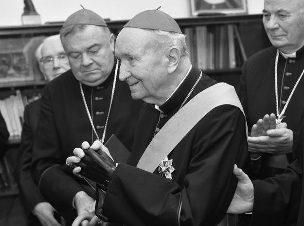 W 2017 roku kard. Marian Jaworski (w centrum) został odznaczony przez prezydenta Andrzeja Dudę Orderem Orła Białego /	Jacek Bednarczyk   /PAP