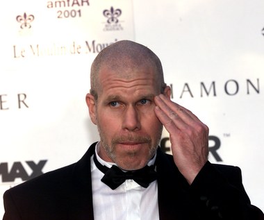 W 2018 Perlman ujawnił na Twitterze, że przed spotkaniem z Harveyem Weinsteinem na festiwalu w Cannes w 2001 roku oddał mocz na swoje dłonie, zanim uścisnął rękę producenta. Aktor przyleciał tam razem z Guillermo del Toro w trakcie krótkiej przerwy w zdjęciach do filmu "Blade: Wieczny łowca 2". Z Weinsteinem spotkali się w trakcie jednej z imprez charytatywnych, którą organizował producent.

Perlman nie jest pewny, czy Weinstein, który niedawno został skazany na 23 lata więzienia za przestępstwa seksualne, zauważył potem, że z jego dłońmi jest coś nie tak. "Na pewno czuł, że są lepkie. Mam nadzieję, że po latach przeczytał mój tweet o tym spotkaniu" - śmieje się aktor.