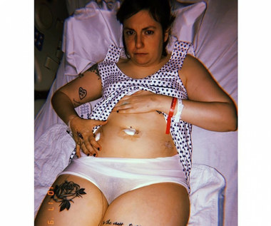 W 2018 roku Dunham podjęła trudną decyzję o dokonaniu histerektomii, czyli chirurgicznego usunięcia macicy. Powodem były uniemożliwiające jej normalne życie dolegliwości związane z endometriozą, chorobą objawiającą się m.in. nieznośnym bólem w okolicach miednicy. Aktora i reżyserka przyznała, że jej walka z chorobą trwała ponad dekadę, a lekarze - co jest bardzo częste w przypadku tego schorzenia - początkowo nie potrafili postawić trafnej diagnozy.

Dunham ujawniła, że po zabiegu uzależniła się benzodiazepinu, popularnego leku przeciwlękowego. "Pewnego dnia w mieszkaniu moich rodziców, rozejrzałam się - leżałam w łóżku pod dwoma kocami, w tej samej piżamie, w której byłam przez trzy dni - i pomyślałam: "To nie jestem ja. Nie chodzi o to, że miałam myśli samobójcze. Ja po prostu nic nie czułam. Nie miałam ochoty żyć" - stwierdziła w rozmowie z "Cosmopolitan".