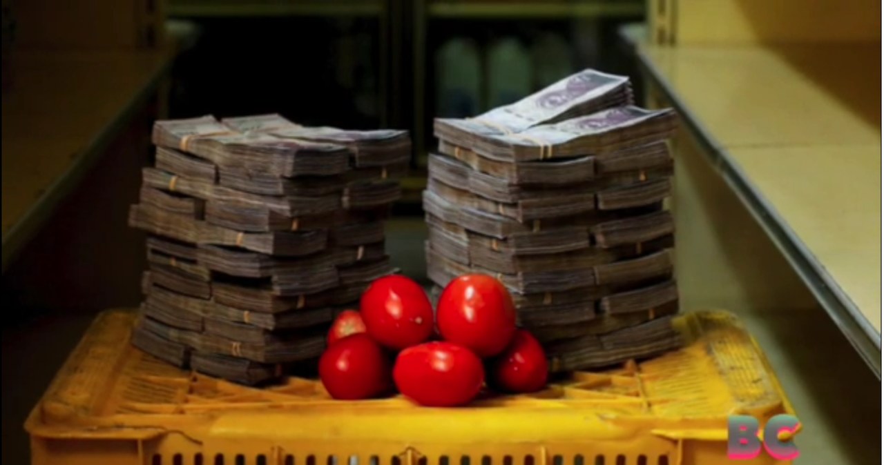 W 2019 roku w Wenezueli za rolkę papieru toaletowego czy kilka pomidorów trzeba było zapłacić banknotami, które z trudem mieściły się w torbie /YouTube