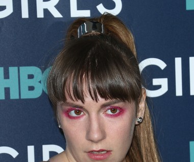 W 2020 roku Lena Dunham w przepełnionym emocjami eseju dla magazynu "Harper's Magazine"  opowiedziała o swojej trudnej drodze do macierzyństwa. Artystka wyznała, że żaden z zabiegów in vitro, jakim się poddała, nie zakończył się powodzeniem.  
 
"Byłam kolejną zarozumiałą kobietą. Pewną, że będę miała to, czego chcę, ponieważ tego pragnęłam. Ponieważ zawsze to dostawałam. Ponieważ świat powiedział mi, że to moja sprawa" - napisała w eseju. "To szalone, jak daleko możesz oddalić się od siebie, próbując zdobyć to, czego chcesz. To, co zaczęło się od chęci noszenia dziecka mężczyzny, którego kochałam, stało się chęcią posiadania dziecka z mężczyzną, który jako jedyny był chętny mi pomóc" - dodała. - "Próbowałam mieć dziecko. Po drodze moje ciało się zepsuło. Mój związek też".