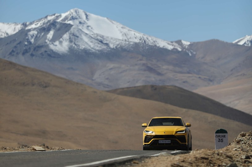 W 2021 r. Lamborghini chwaliło się przejazdem przez Umling La w wykonaniu modelu Urus /materiały prasowe