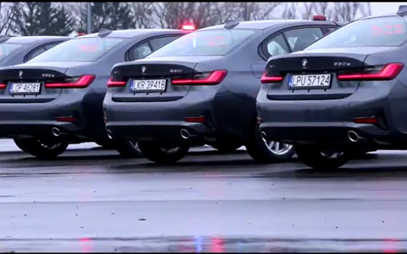 W 2021 roku flota policyjna poszerzyła się o egzemplarze BMW 330e xDrive czyli hybrydy typu plug-in. /Policja