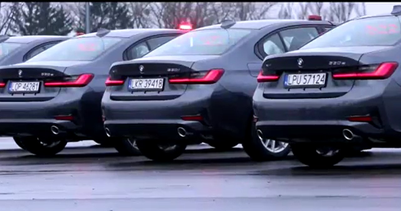 W 2021 roku flota policyjna poszerzyła się o egzemplarze BMW 330e xDrive czyli hybrydy typu plug-in. /Policja