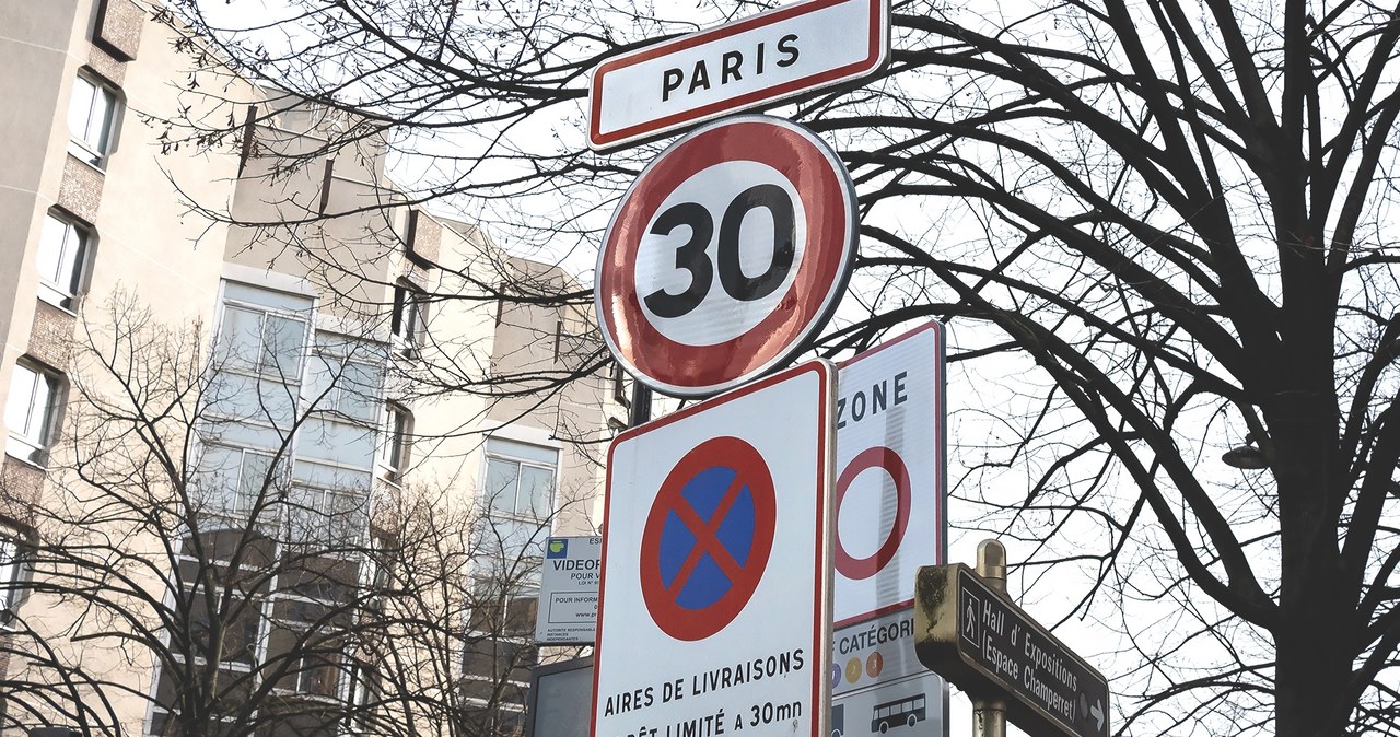 W 2021 roku Paryż wprowadził odgórne ograniczenie do 30 km/h w centrum miasta /AFP