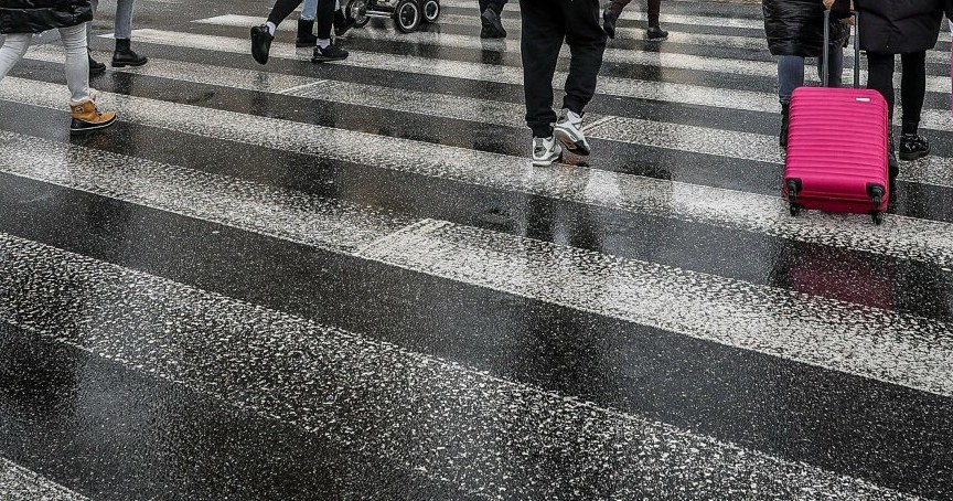 W 2021 roku wprowadzono ważną zmianę w prawie o ruchu drogowym - piesi mają pierwszeństwo przed samochodem, gdy wchodzą na przejście. /KAROLINA MISZTAL/REPORTER /East News