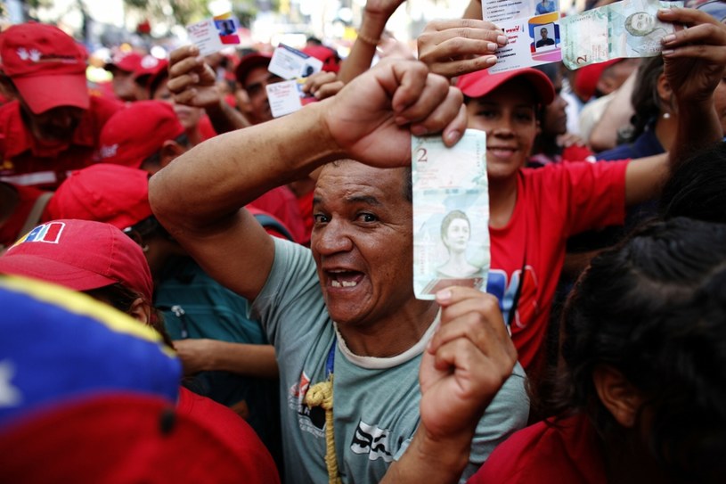 W 2021 z powodu szalejącej w Wenezueli inflacji waluta kraju, boliwar, została zdenominowana w stosunku 1 do 1 000 000. Poprzednie denominacje wenezuelskiej waluty miały miejsce w 2008 i 2018 r. /East News