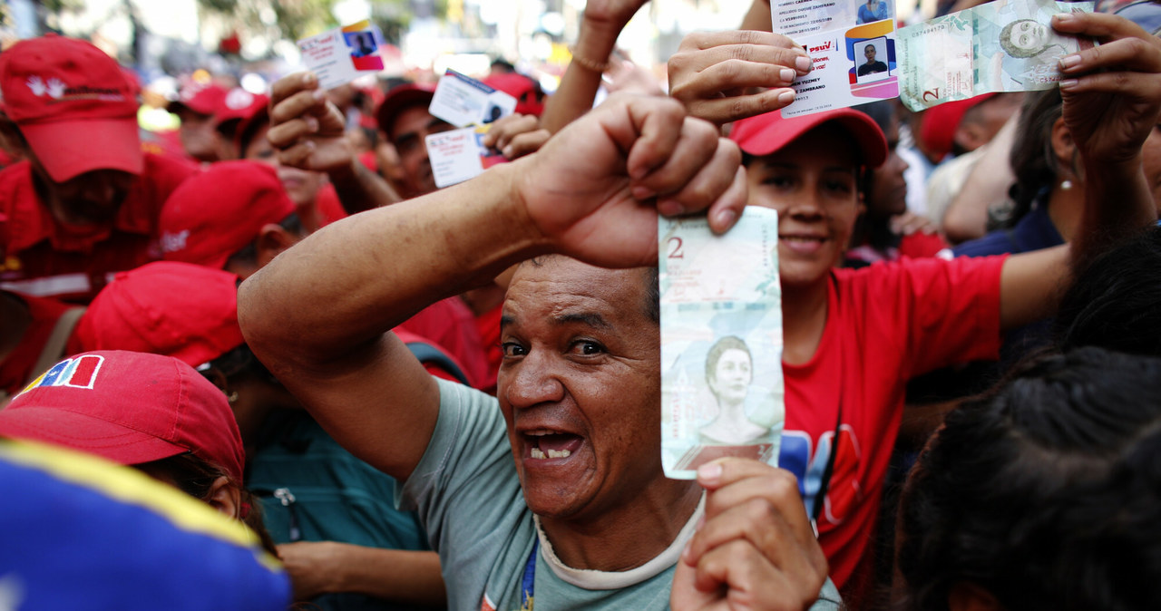 W 2021 z powodu szalejącej w Wenezueli inflacji waluta kraju, boliwar, została zdenominowana w stosunku 1 do 1 000 000. Poprzednie denominacje wenezuelskiej waluty miały miejsce w 2008 i 2018 r. /East News