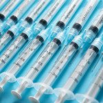 W 2022 roku na świecie może brakować strzykawek do szczepień