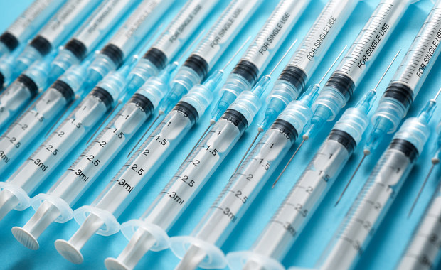 W 2022 roku na świecie może brakować strzykawek do szczepień