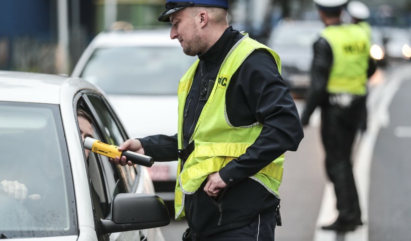 W 2022 roku policja przeprowadziła o połowę więcej kontroli trzeźwości, niż w roku 2021 /Fot. Piotr Jedzura /Reporter