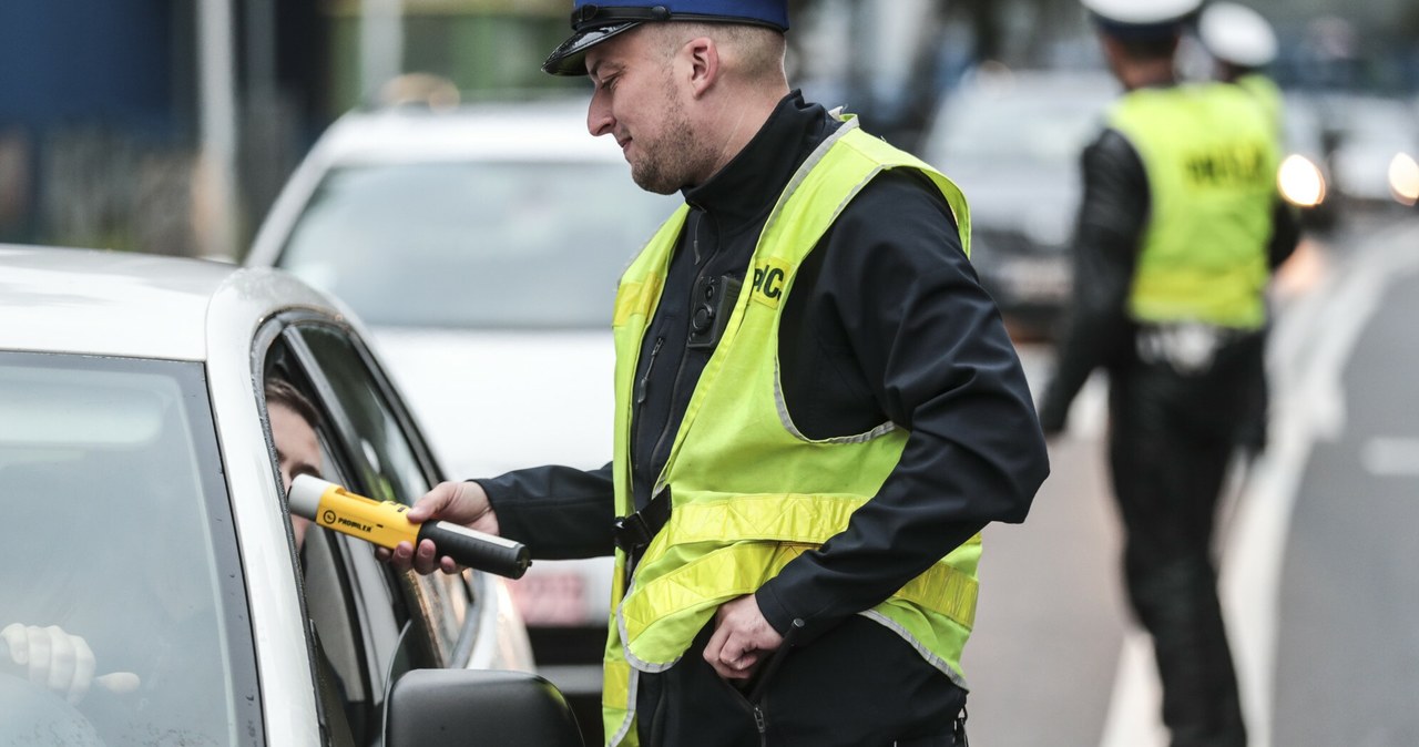 W 2022 roku policja przeprowadziła o połowę więcej kontroli trzeźwości, niż w roku 2021 /Fot. Piotr Jedzura /Reporter