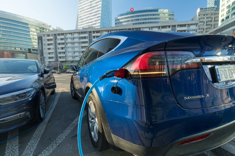 W 2022 roku w Polsce zarejestrowano niespełna 4 tys. aut elektrycznych. W tym czasie na drogi trafiło 137 tys. aut nowych spalinowych i 265 tys. używanych przywiezionych do Polski /Arkadiusz Ziółek /East News