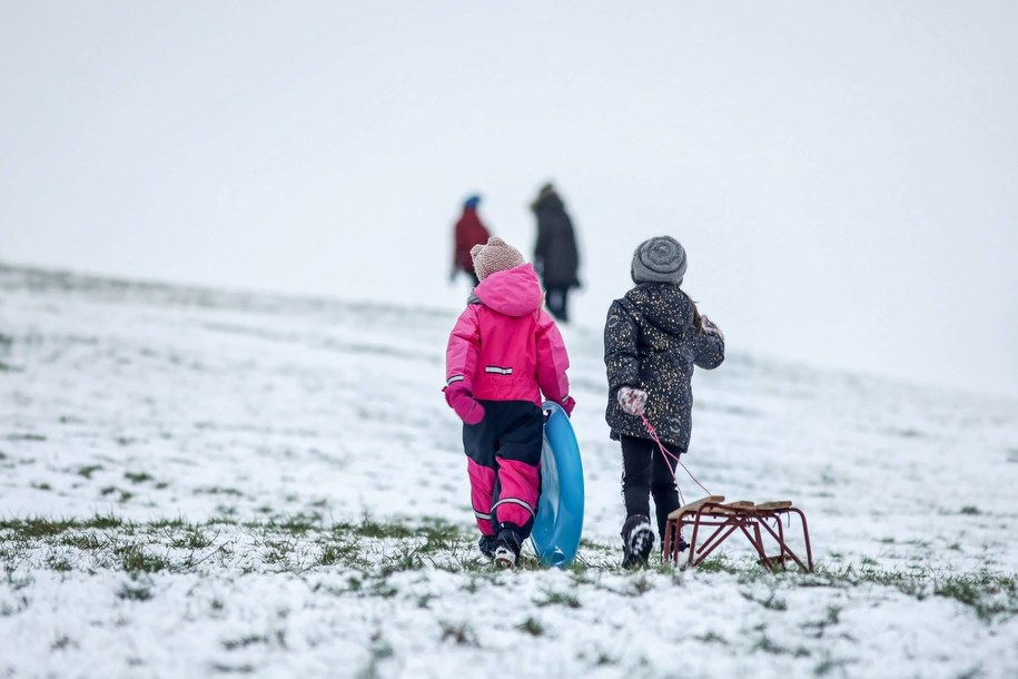 W 2022 roku za opiekę nad dzieckiem i wyżywienie podczas miejskich zimowisk rodzice zapłacą dziennie 50 złotych, w ubiegłym roku było to 20 złotych. / 	Leszek Szymański    /PAP