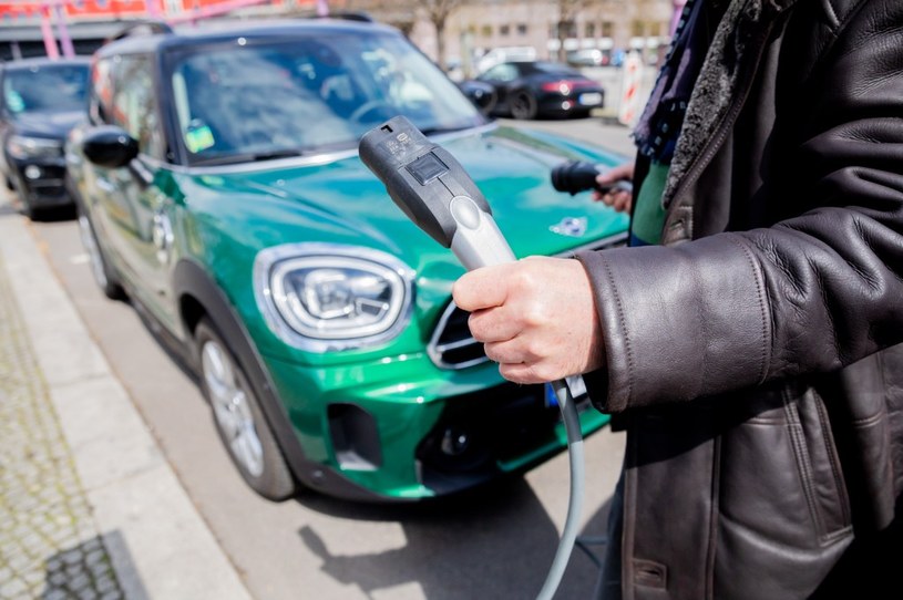 W 2023 r. jeden na osiem samochodów sprzedawanych na świecie może być elektryczny (zdj. ilustracyjne) / 	Christoph Soeder /AFP