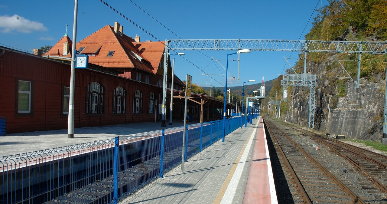 W 2025 roku rozpocznie się remont wybranych odcinków trasy kolejowej Szklarska Poręba – Tanvald /janhetman /123RF/PICSEL