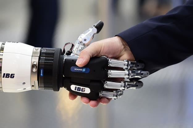 W 2040 roku maszyny wyposażone w silną sztuczną inteligencję zagrożą człowiekowi? /AFP