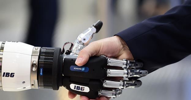W 2040 roku maszyny wyposażone w silną sztuczną inteligencję zagrożą człowiekowi? /AFP
