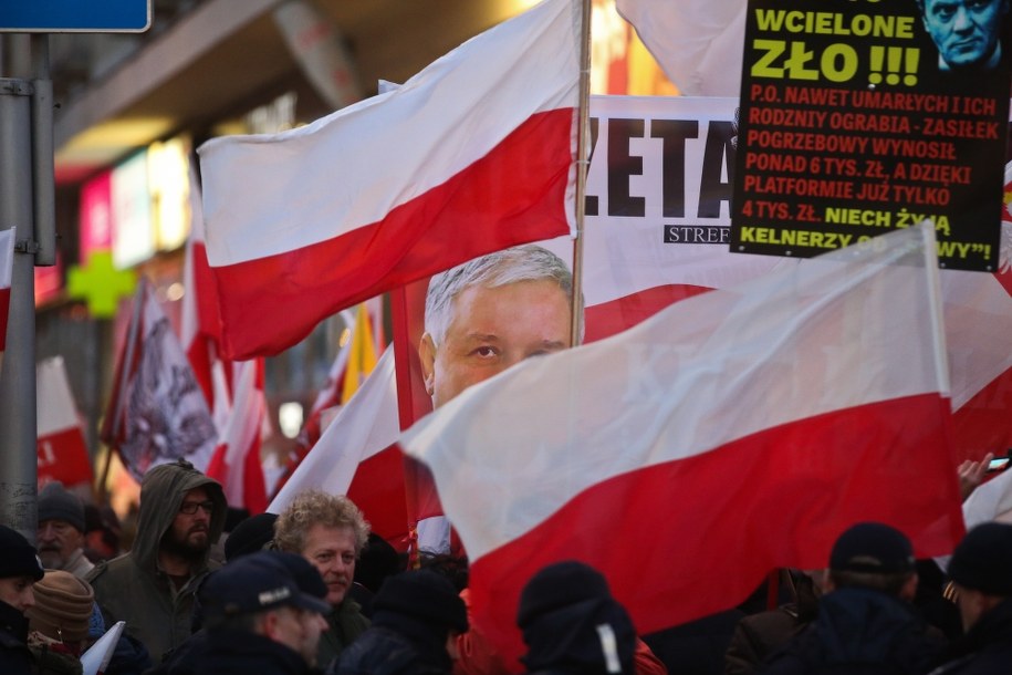 W 35. rocznicę wprowadzenia stanu wojennego w centrum Warszawy odbywa się manifestacja organizowana m.in. przez Związek Osób Represjonowanych w Stanie Wojennym /Rafał Guz /PAP