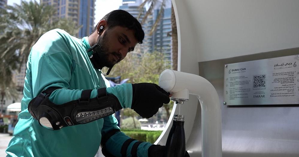 W 40 stacjach na terenie Dubaju można napełnić butelkę wodą, którą pozyskuje się z powietrza /Twitter