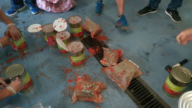 W 63 "puszkach z pomidorami" znaleziono 20 kilogramów narkotyków /foto. Komenda Główna Policji /