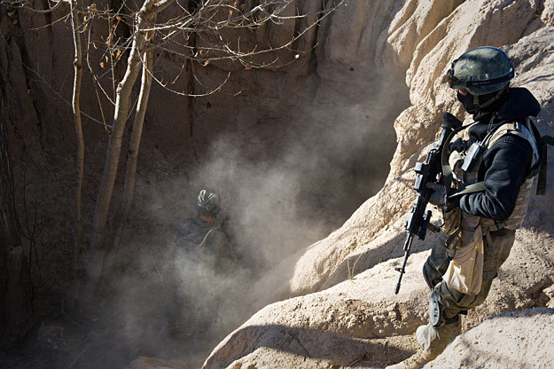 W Afganistanie trzeba sprawdzić każde podejrzane miejsce /fot. Adam Roik/Combat Camera /