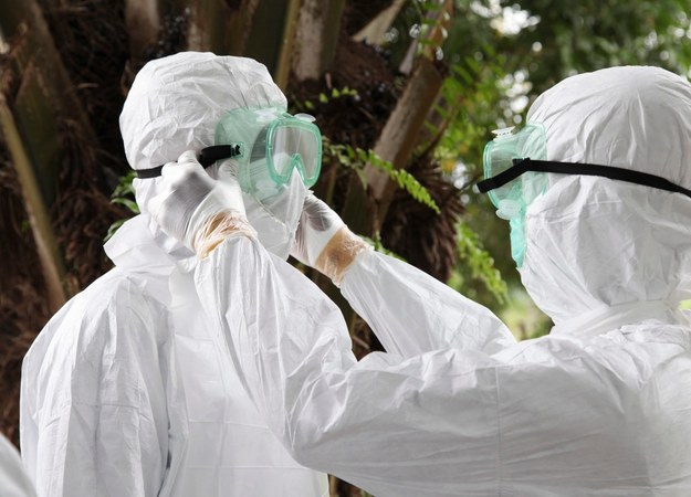 W Afryce 1779 osób jest zarażonych wirusem Ebola, zmarło 961 osób /AHMED JALLANZO  /PAP/EPA