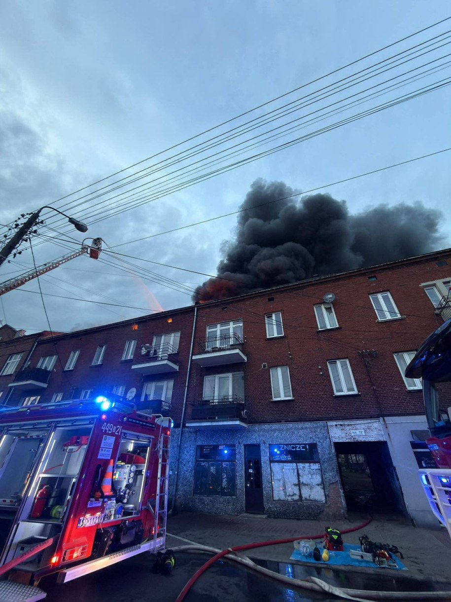 W akcji gaśniczej uczestniczyło 15 zastępów straży pożarnej /Komenda Miejska Państwowej Straży Pożarnej w Dąbrowie Górniczej /