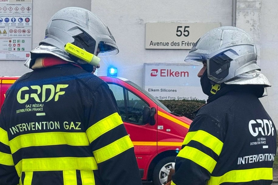 W akcji gaszenia pożaru w zakładach chemicznych Elkem brało udział prawie 100 strażaków /MANON BILLING/AFP/East News /East News