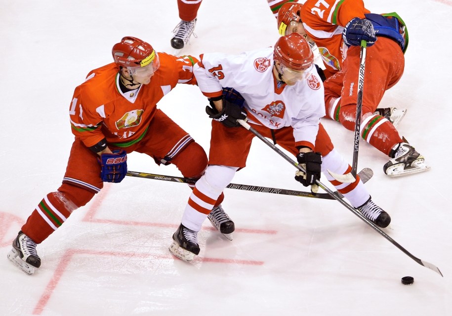 W akcji z krążkiem Paweł Dronia atakowany przez Białorusina Andrieia Filichkina /Adam Warżawa /PAP