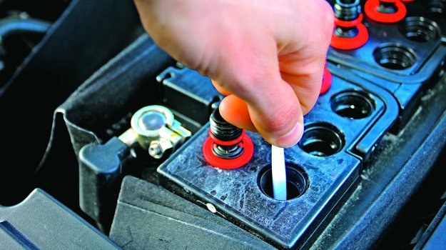 W akumulatorach obsługowych poziom elektrolitu powinien utrzymywać się pomiędzy znakami minimum i maksimum na obudowie. /Motor
