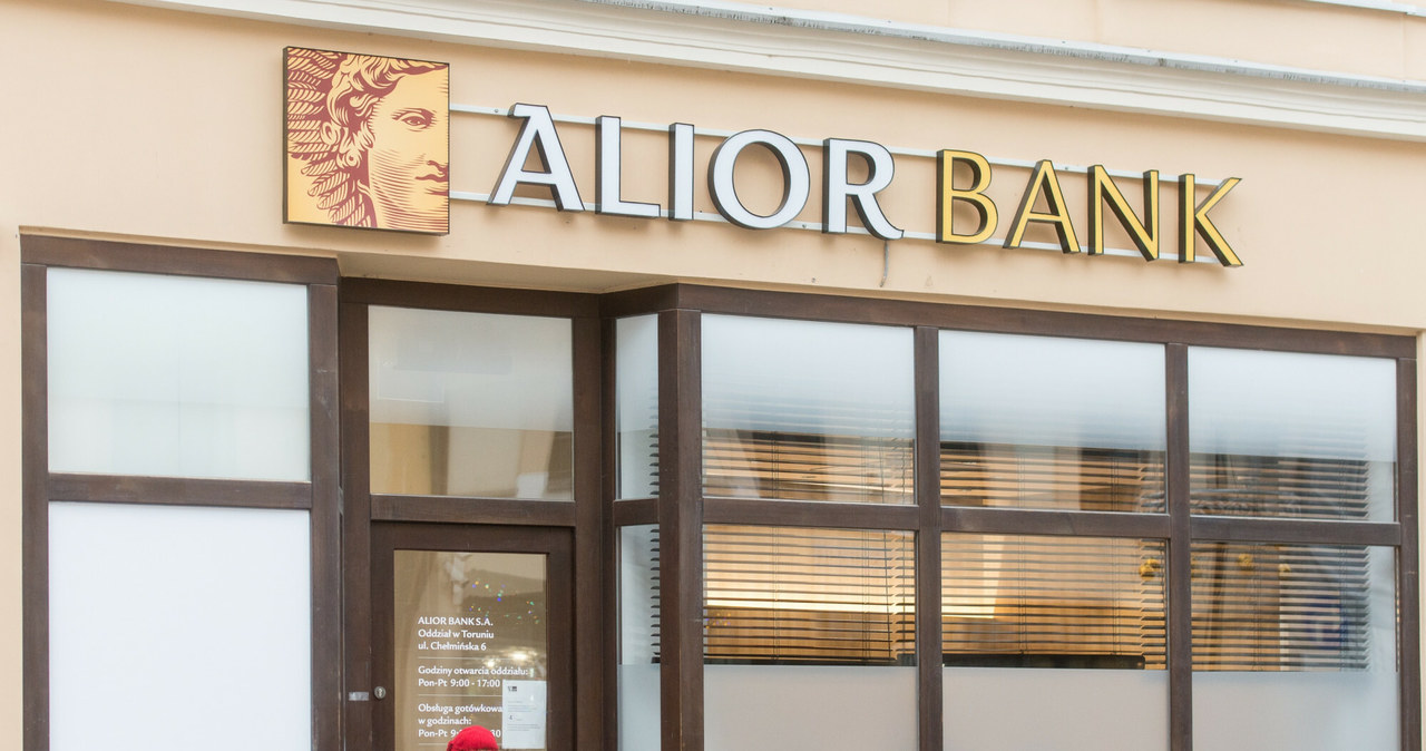 W Alior Banku sprzedaż kredytów hipotecznych spadła w ciągu roku o 53 proc. do 440 mln zł w III kwartale /Łukasz Piecyk /Reporter