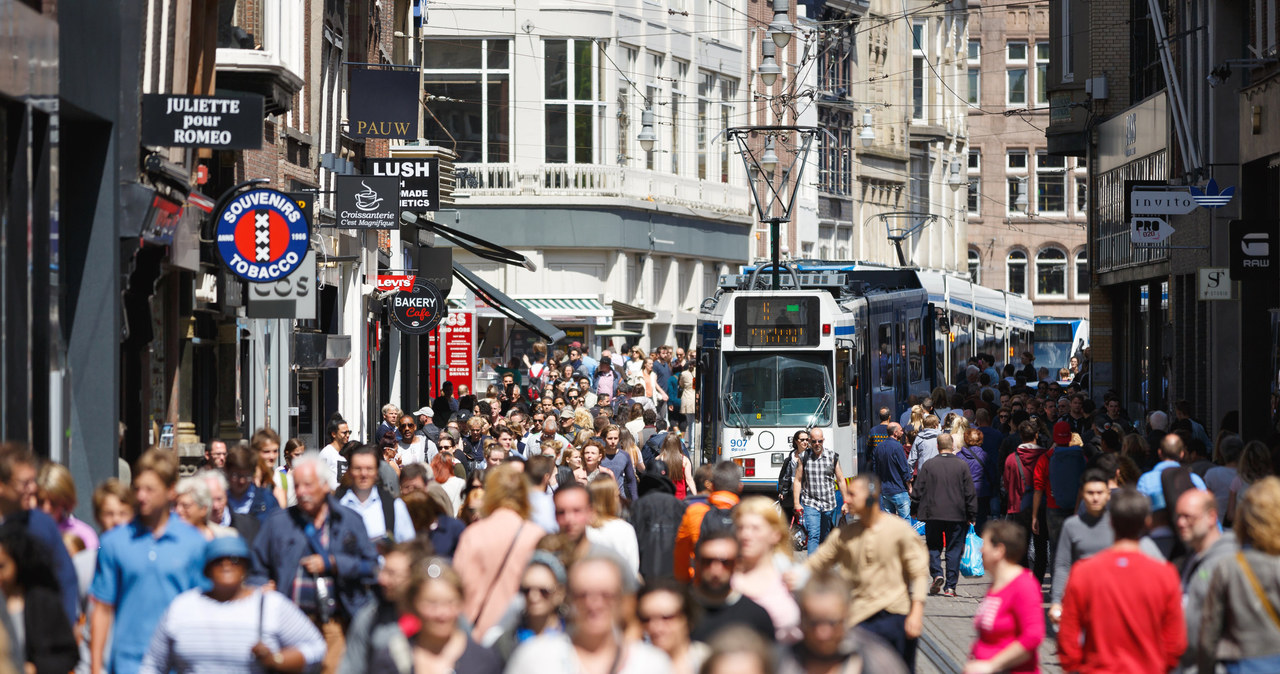 W Amsterdamie mieszka mniej niż 1 mln ludzi. Roczna liczba turystów to 20 razy więcej /123RF/PICSEL