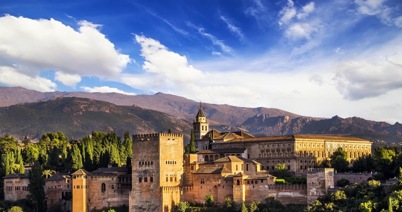 W Andaluzji znajdziemy wiele wspaniałych budowli, które nawiązują stylem do kultury arabskiej /Adobe Stock