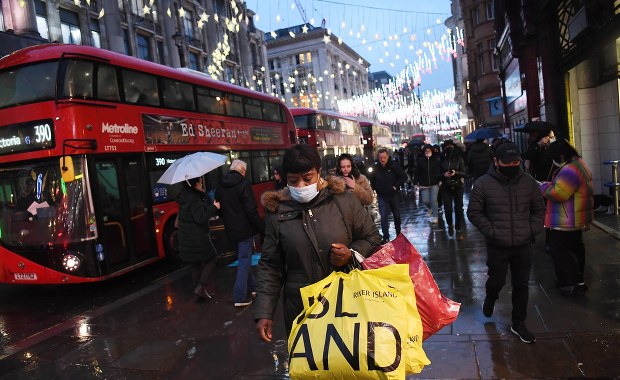 W Anglii będą certyfikaty covidowe. Wracają też niektóre restrykcje