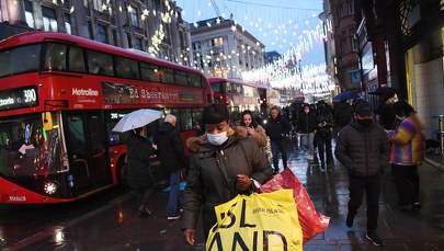 W Anglii będą certyfikaty covidowe. Wracają też niektóre restrykcje
