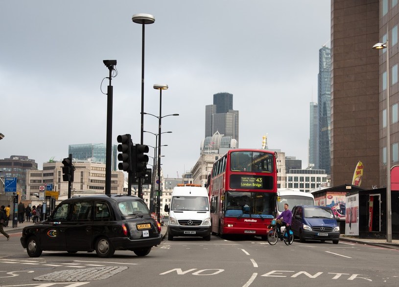 W Anglii zmienia się sposób opłacania podatku drogowego /Andrzej Iwańczuk /Reporter