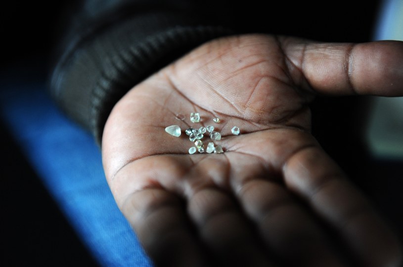 W Angoli ponad milion osób nielegalnie wydobywa diamenty /ALEXANDER JOE /AFP