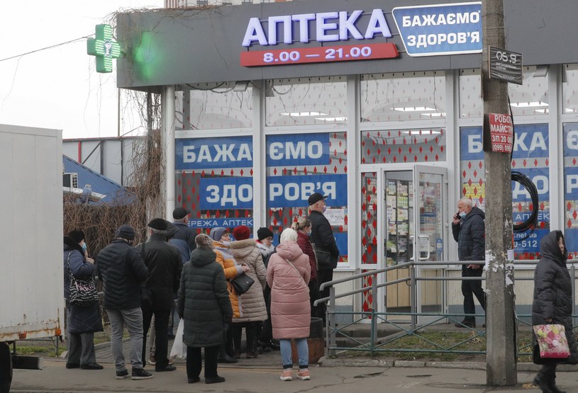 W aptekach są leki, ale by je kupić, trzeba odstać swoje w kolejce /EPA/SERGEY DOLZHENKO /PAP