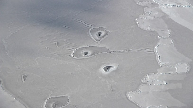 W Arktyce pojawiły się tajemnicze dziury w lodzie. Zobaczcie najnowsze zdjęcia /Geekweek